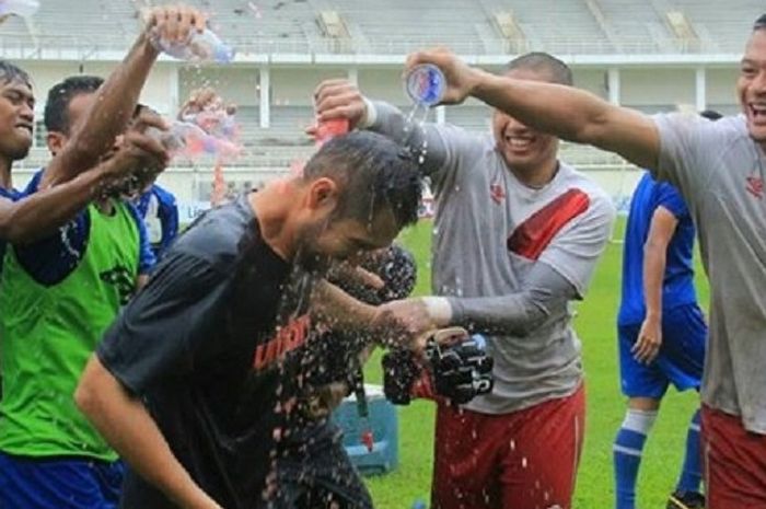 Kejutan ulang tahun, secara spontan pemain mengguyur air kepada pelatih kiper Barito Putera, Felipe Americo pada Kamis (5/7/2018)