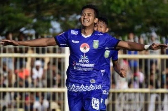 Pemain PSPS Pekanbaru, Asep Budi merayakan gol ketiga timnya ke gawang tuan rumah Persih Indragiri Hilir pada laga perdana Liga 2 musim 2017 di Stadion Beringin, Tembilahan, Sabtu (22/4/2017) sore. 