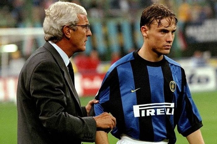 Dario Simic (kanan) mendapatkan instruksi dari pelatih Marcello Lippi dalam laga Inter Milan saat menghadapi Parma di San Siro, 19 September 1999.