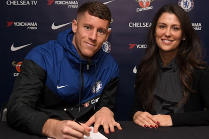 Direktur Chelsea, Marina Granovskaia (kanan), berfoto dengan gelandang baru Chelsea, Ross Barkley, yang tengah menandatangani kontrak dengan klub.