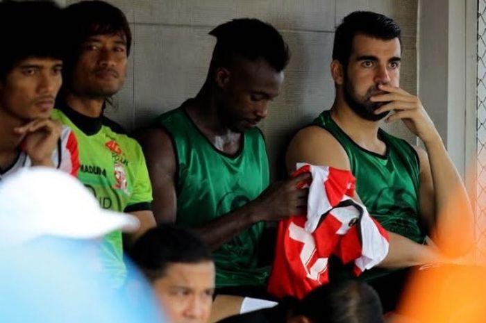 Penyerang Madura United, Pablo Rodriguez duduk di bangku cadangan saat timnya menjamu Persegres di Stadion Gelora Bangkalan, Jumat (4/11/2016). 