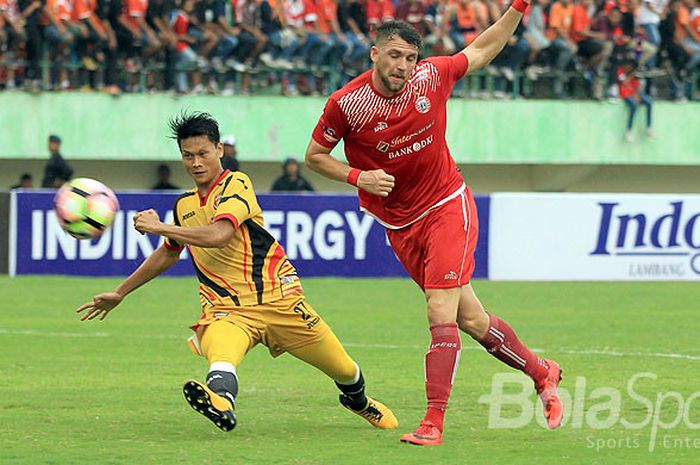 Bek Mitra Kukar, Dedi Gusmawan, berupaya menghalangi tendangan striker Persija Jakarta, Marko Simic pada babak delapan besar Piala Presiden 2018 di Stadion Manahan, Solo, Minggu (4/2/2018).