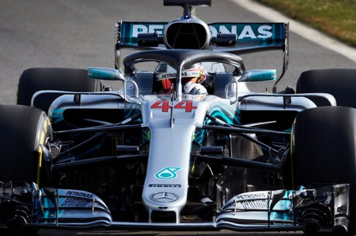 Pebalap tim Mercedes, Lewis Hamilton, menguji coba mobil baru Mercedes W09 EQ Power+ di Sirkuit Silverstone, Inggris, pada tanggal 23 Februari 2018.