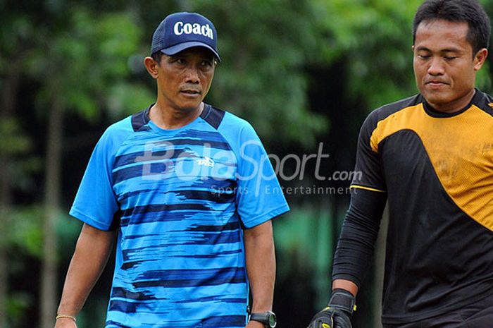 Pelatih kiper Arema FC, Yanuar Hermansyah (kiri), berdiskusi dengan kiper Persela Lamongan, Ferdiansyah, saat berlatih di Lapangan Rampal pada Selasa (28/11/2017).