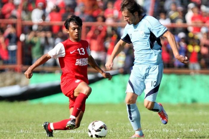 Kurniawan Karman (merah) salah satu pemain yang tidak masuk daftar yang ingin dipertahankan manejemen PSM Makassar.