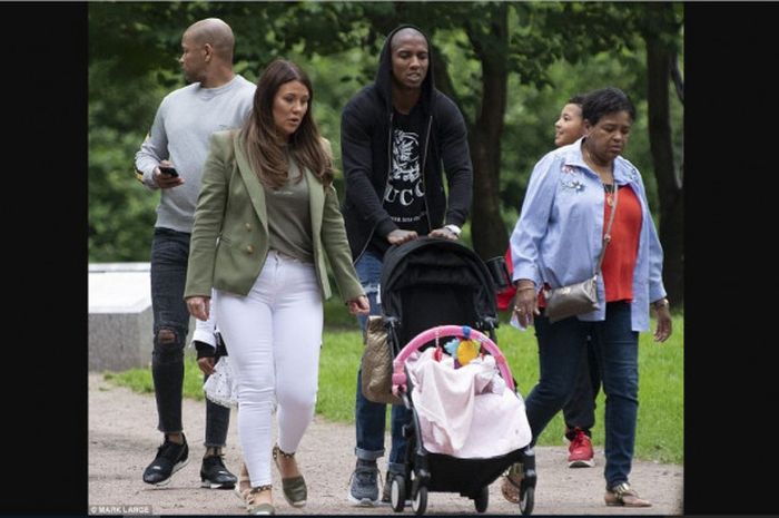 Bek timnas Inggris, Ashley Young, menikmati waktu santai di taman dekat Saint Petersburg ditemani istrinya, Nicky Pike.