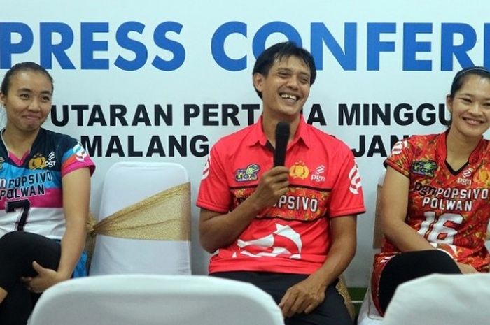 Pelatih Jakarta Popsivo PGN, Eko Waluyo didampingi Amalia Fajriani (kiri) pada konferensi pers setelah melawan Batam Sindo BVN. Popsivo menang dengan 25-12, 25-19, 25-8 pada seri pertama Proliga 2017 di GOR Ken Arok, Malang, Sabtu (28/1/2017).