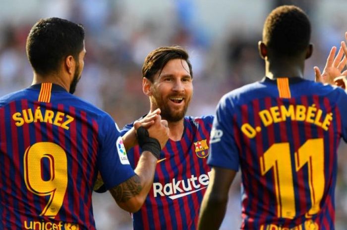  Lionel Messi (tengah) menyelamati Ousmane Dembele setelah mencetak gol Barcelona ke gawang Real Sociedad dalam partai Liga Spanyol di Stadion Anoeta, San Sebastian, 15 September 2018. 