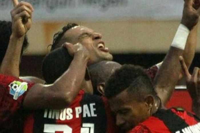  Pemain Persipura Jayapura merayakan gol Addison Alves ke gawang Bali United di Stadion Mandala, Jayapura, Rabu (9/8/2017) 