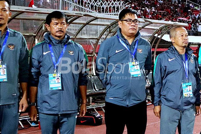 Manajer timnas U-19 Indonesia, Daconi (tengah), menjelang dimulainya laga Grup A Piala AFF U-19 2018 melawan Singapura di Stadion Gelora Delta Sidoarjo, Jawa Timur, Selasa (03/07/2018) malam.