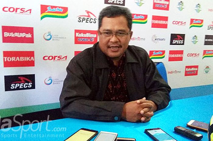 Ketua Panpel Arema FC, Abdul Haris saat memberikan keterangan kepada wartawan di kantor Arema FC Jal