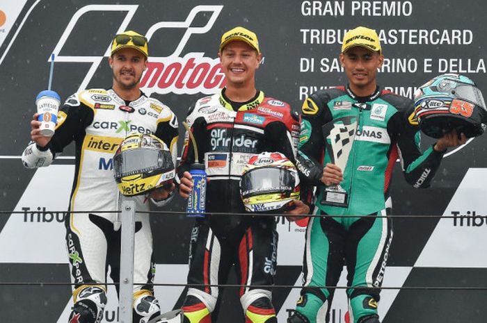 Pebalap Moto2 asal Malaysia yang membela tim Petronas Raceline Malaysia, Hafizh Syahrin (kanan), berpose di atas podium setelah finis di urutan ketiga GP San Marino, Minggu (24/9/2017).