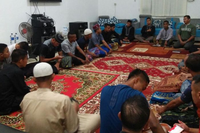 Penggawa PS TNI gelar doa bersama untuk mengharapkan nasib yang lebih baik, di Mes pemain, Puzdikzi Zeni, Bogor, Senin (25/9/2017).