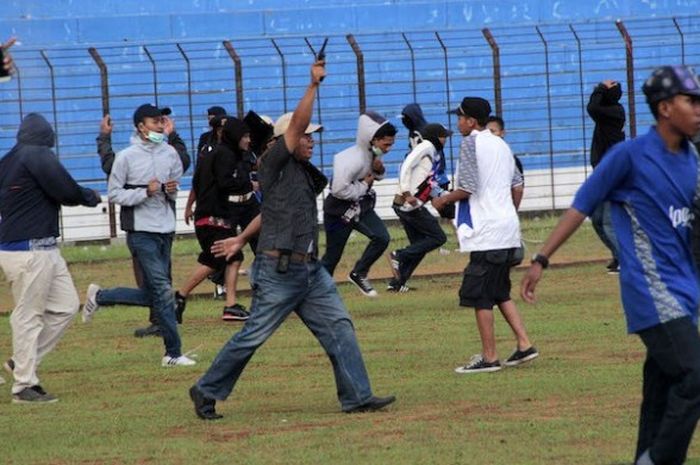 Petugas melepaskan tembakan peringatan pada laga antara PSIM Yogyakarta dan PSCS Cilacap di Stadion Sultan Agung, Sabtu (15/10/2016). 