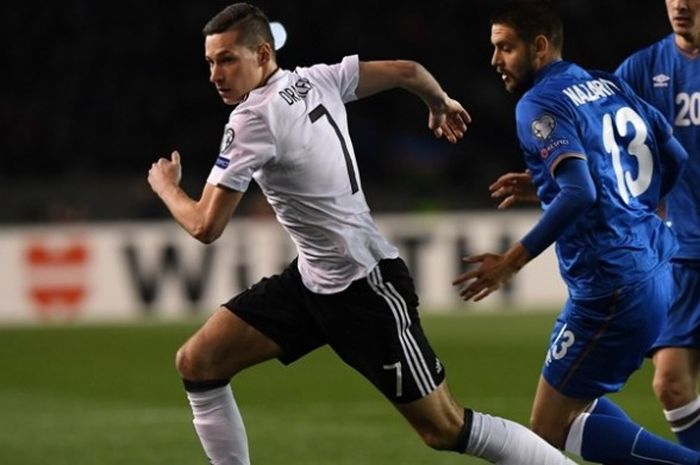 Pemain Jerman, Julian Draxler (kiri), beraksi kontra Azerbaijan dalam laga Kualifikasi Piala Dunia 2018 Zona Eropa di Baku, Azerbaijan, pada 26 Maret 2017.