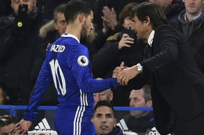 Gelandang Chelsea, Eden Hazard (kiri), bersalaman dengan manajer Antonio Conte, setelah ditarik keluar dalam pertandingan Premier League melawan Everton di Stamford Bridge, London, Sabtu (5/11/2016). Chelsea menang 5-0 dan Hazard mencetak dua gol.