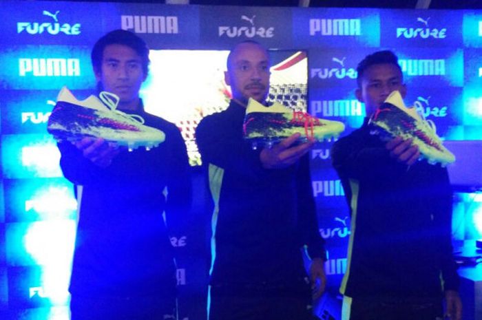 Trio pesepak bola klub Liga 1, Hanif Sjahbandi (kiri), Julien Faubert, dan Osvaldo Haay (kanan) memamerkan serial terbaru sepatu Puma Future 18.1 di Rumah Kaca, Taman Menteng, Jumat (9/3/2018) malam WIB.