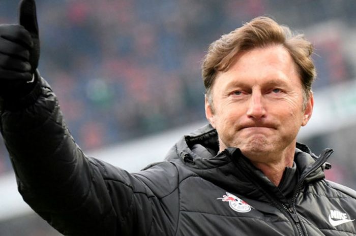 Reaksi pelatih RB Leipzig, Ralph Hasenhuettl, saat merayakan kemenangan timnya atas Hannover dalam lanjutan Liga Jerman, 31 Maret 2018.