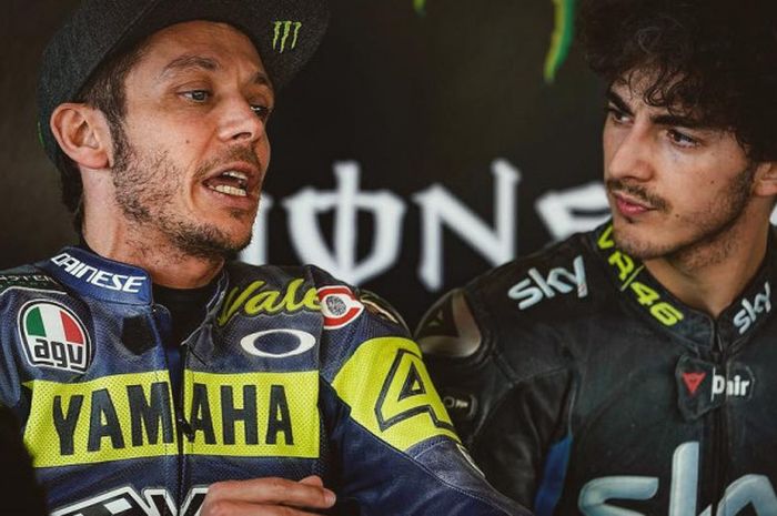 Valentino Rossi (kiri) dan pembalap akademinya, Francesco Bagnaia (kanan).