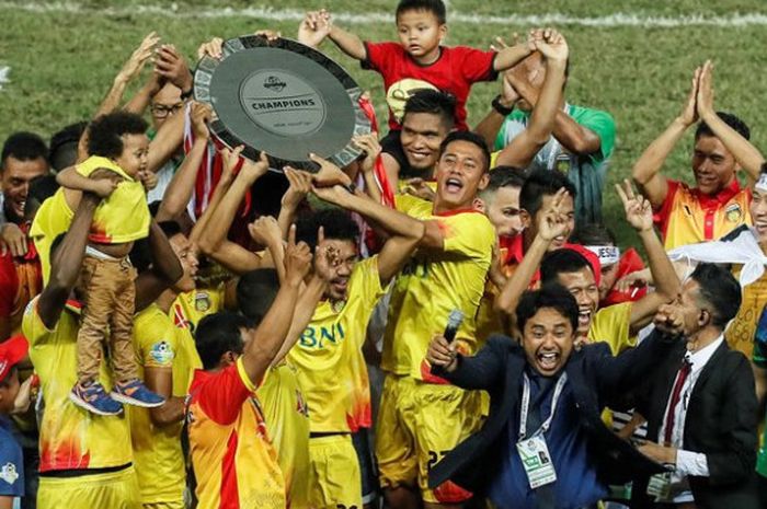  Para pemain Bhayangkara FC mengangkat trofi juara Liga 1 musim 2017 setelah mereka kalah dari Persija pada  laga pekan pamungkas di Stadion Patriot, Kota Bekasi, Minggu (12/11/2017) malam.  