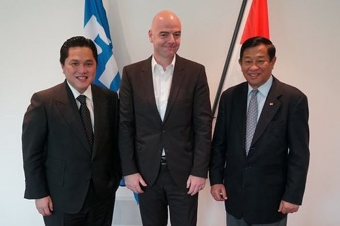 (dari kiri ke kanan) Ketua Komite Olimpiade Indonesia (KOI) Erick Thohir, Presiden FIFA Gianni Infan