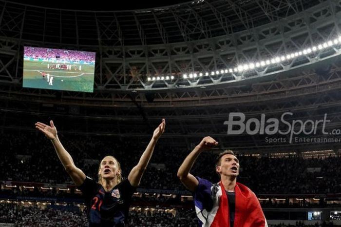 Ekspresi pemain timnas Kroasia, Mario Mandzukic (kanan) dan Domagoj Vida, setelah menekuk Inggris dalam laga semifinal Piala Dunia 2018 di Stadion Luzhniki, Moskoew, 11 Juli 2018.
