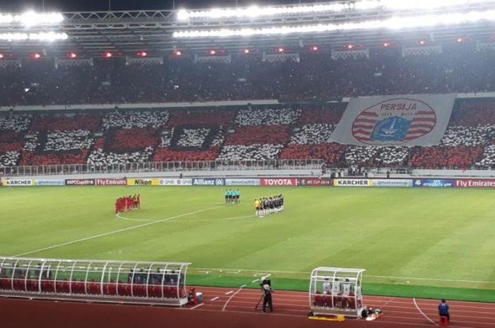 Pemain Persija dan Home United berdiri di tengah lapangan SUGBK sebelum memulai laga untuk berdoa bagi Surabaya yang baru saja terkena teror bom. Persija menjamu Home United pada Piala AFC 2018, Selasa (15/5/2018).