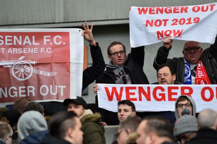 Para penggemar Arsenal meminta Manajer Arsene Wenger mundur setelah tim idolanya kalah dari Brighton & Hove Albion dalam laga Liga Inggris di Stadion Amex, Brighton, pada 4 Maret 2018.