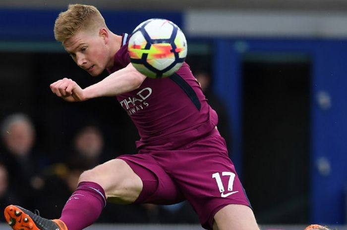 Gelandang Manchester City, Kevin De Bruyne, menciptakan assist nomor 15 di Liga Inggris 2017-2018 untuk gol kedua timnya yang dicetak Gabriel Jesus dalam kemenangan 3-1 atas Everton, Sabtu (31/3/2018) di Goodison Park.