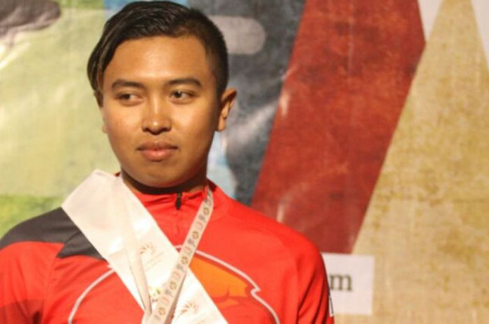 Atlet paralayang nasional Indonesia, Roni Pratama, berpose di podium Piala Asia II Paralayang di Gunung Mas, Puncak, Bogor, Jawa Barat, Senin (14/8/2017). Roni meraih perunggu pada nomor lintas alam.