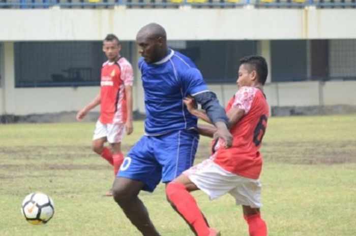 Mountala Zoubairou Garba Tengah Berlatih Bersama Mantan Timnya, PSIS Semarang di Stadion Citarum, Semarang