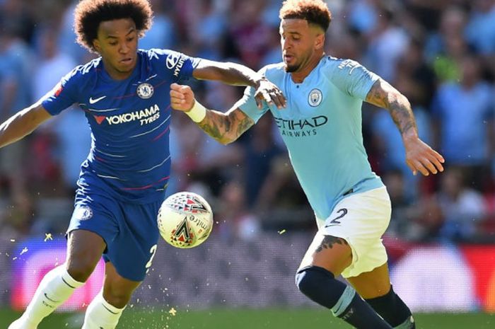 Pemain Chelsea, Willian (kiri), berduel dengan bek Manchester City, Kyle Walker, pada partai Community Shield di Stadion Wembley, London, Minggu (5/8/2018).