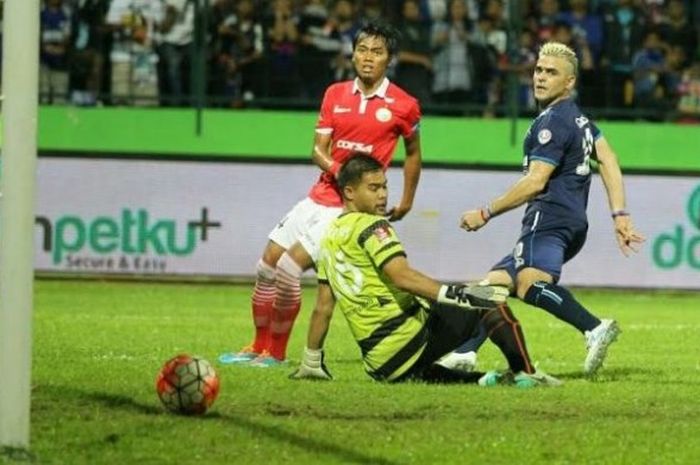 Bek Persija, Andik Redika Rama hanya melihat bola yang masuk tanpa bisa diselamatkan kiper Andritany hasil sontekan striker Arema Cronus, Cristian Gonzales di Stadion Gajayana, Kota Malang, Selasa (18/10/2016) malam.