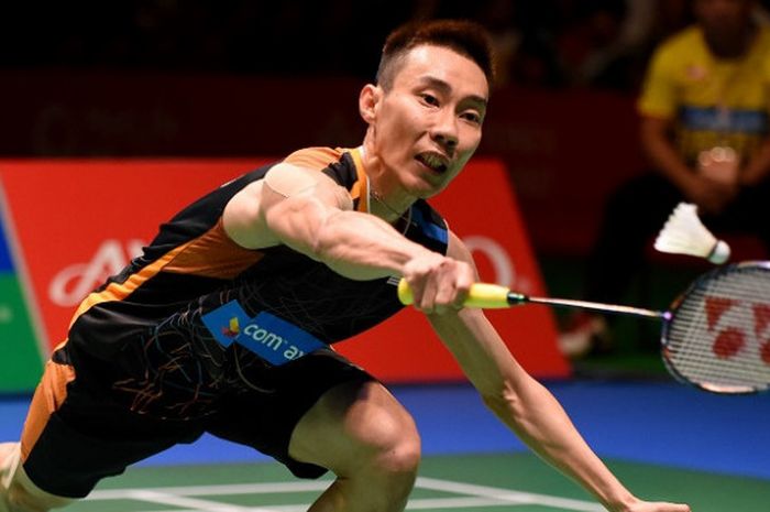  Pebulu tangkis tunggal putra Malaysia, Lee Chong Wei, mengembalikan kok ke arah Viktor Axelsen (Denmark) pada final Jepang Terbuka yang berlangsung di Tokyo Metropolitan Gymnasium, Minggu (24/9/2017). 