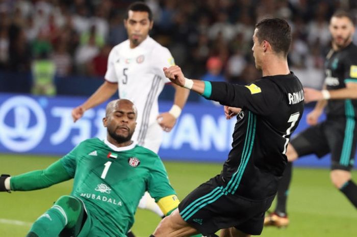 Kiper Al Jazira, Ali Khaseif, menggagalkan peluang yang dimiliki megabintang Real Madrid, Cristiano Ronaldo, dalam laga Piala Dunia Antarklub di Stadion Sheikh Zayed Sports City, Abu Dhabi, Uni Emirat Arab, pada 13 Desember 2017.