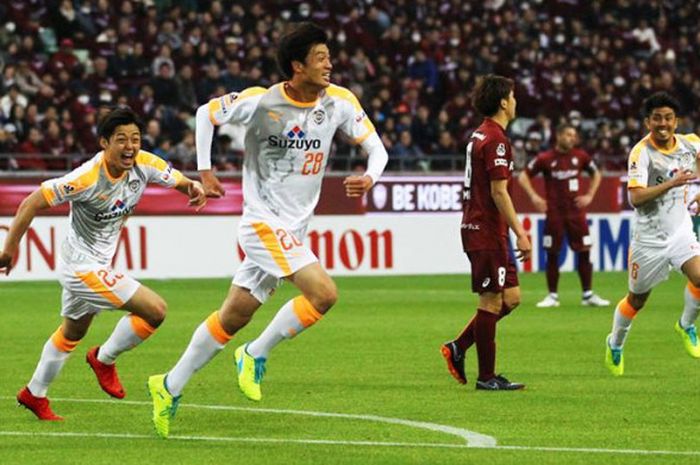 Suka cita dua pemain Shimizu S-Pulse, Koya Kitagawa (kiri) dan Yugo Tatsuta seusai membobol gawang tuan rumah Vissel Kobe pada laga pekan kedua Liga Jepang 1 2018 di Stadion Noevir, Sabtu (3/3/2018).