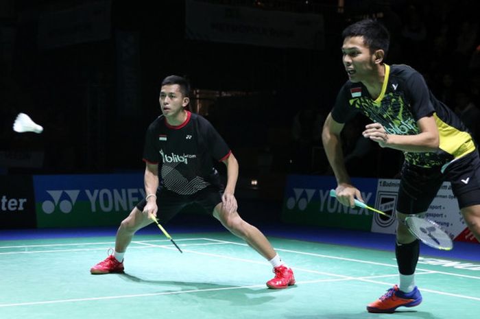 Pasangan ganda putra nasional, Fajar Alfian (kanan)/Muhammad Rian Ardianto, mengembalikan shuttlecock dari lawan mereka, Kim Won-ho/Seo Seung-jae (Korea Selatan), pada babak perempat final turnamen Jerman Terbuka 2018  yang berlangsung di Innogy Sporthalle, Mulheim an der Ruhr, Jerman, Jumat (9/3/2018). 