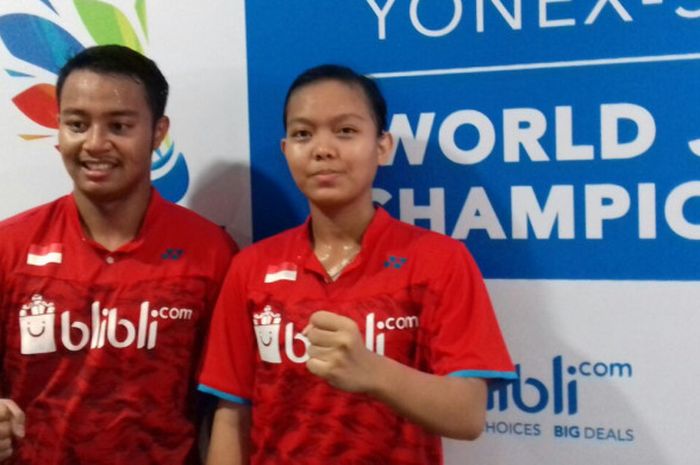 Pasangan ganda campuran Indonesia, Rehan Naufal Kusharjanto/Siti Fadia Silva Ramadhanti, berpose seusai meraih kemenangan pada babak 16 besar Kejuaraan Dunia Junior yang berlangsung di GOR Among Rogo, Yogyakarta, Kamis (19/10/2017).