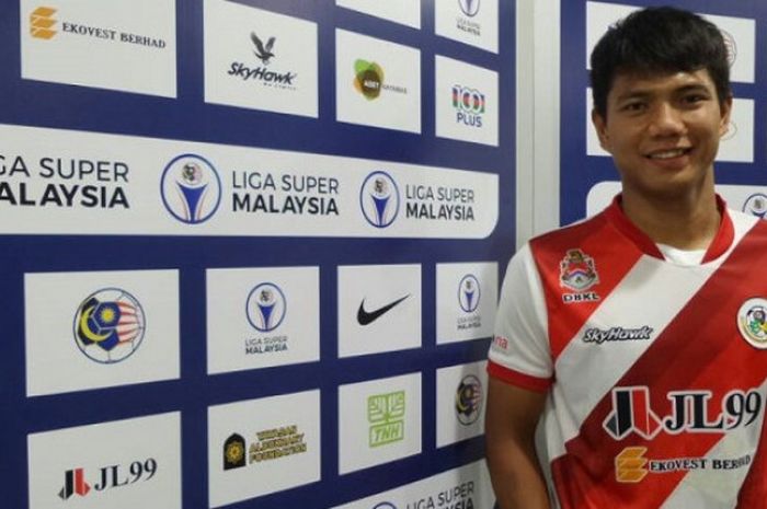 Bek asal Indonesia, Achmad Jufriyanto seusai laga timnya, Kuala Lumpur FA menjamu Selangor FA pada partai perdana kedua klub untuk Liga Super Malaysia 2018 di Stadion Cheras, Minggu (4/2/2018) malam. 