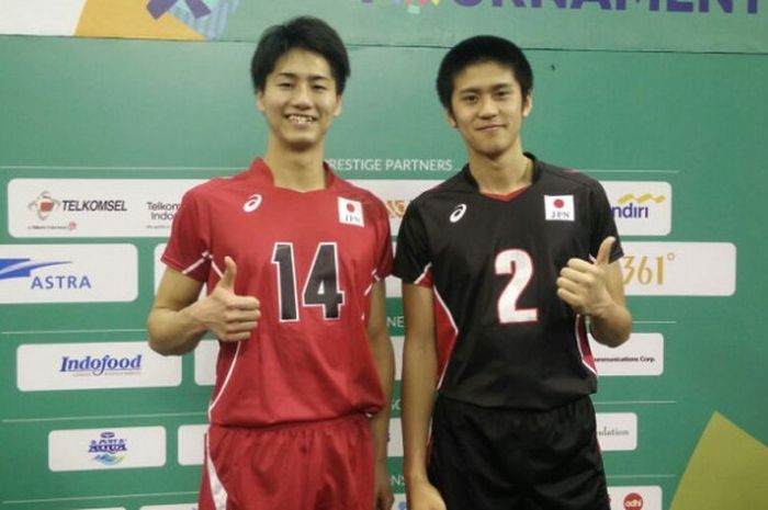 Dua pebola voli putra Jepang, Tomohiro Horie (kiri) dan Shunsuke Nakamura, berpose setelah bertanding di perebutan tempat ketiga melawan Hong Kong pada test event Asian Games 2018 di Tennis Indoor, Senayan Jakarta, Kamis (15/2/2018).