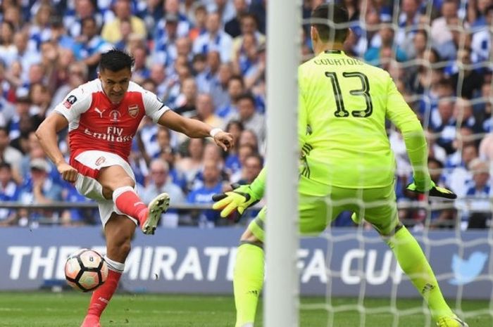 Penyerang Arsenal, Alexis Sanchez (kiri), melepaskan tembakan yang berbuah gol ke gawang Chelsea dalam laga final Piala FA di Stadion Wembley, London, Inggris, 27 Mei 2017.