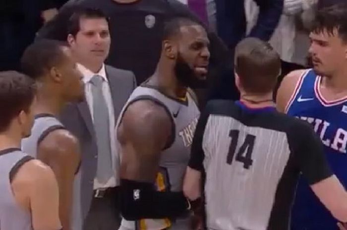 LeBron James (tiga dari kanan) ditengahi oleh wasit saat mencoba beradu argumen dengan Dario Saric (jersey biru) pada laga lanjutan musim reguler NBA, Kamis (1/3/2018) waktu Amerika Serikat.