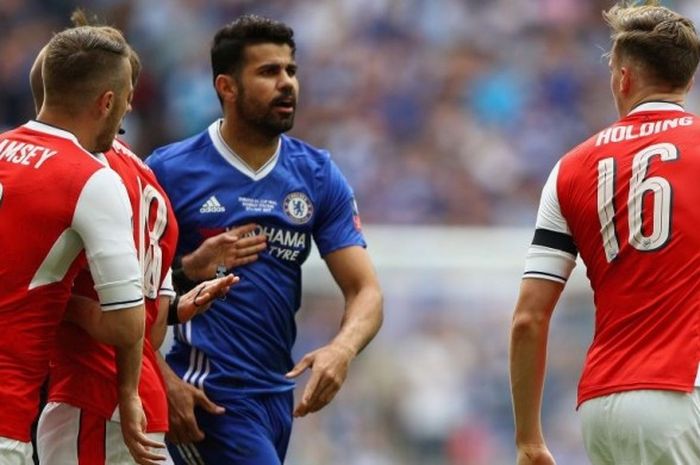 Striker Chelsea, Diego Costa (biru), beradu debat dengan bek Arsenal, Rob Holding (nomor 16), pada laga final Piala FA 2017 di Stadion Wembley, London, pada Sabtu (27/5/2017).