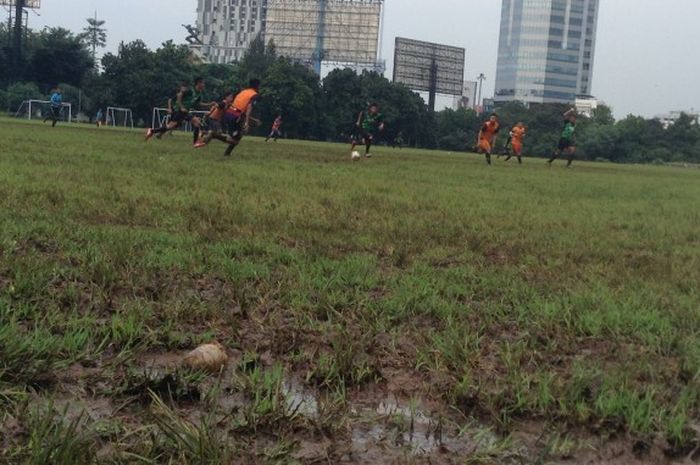 Lapangan Wisma Aldiron yang digunakan untuk seleksi tim nasional Indonesia U-19 pada Kamis (23/2/2017) sore dalam kondisi berlumpur.