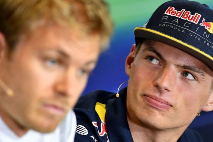 Pebalap Red Bull Racing, Max Verstappen (kanan), duduk di sebelah pebalap Mercedes, Nico Rosberg, saat mengikuti sesi konferensi pers GP Hungaria di Hungaroring, Budapest, Hungaria, 21 Juli 2016.