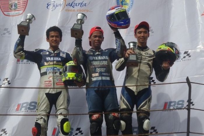 Wilman Hammar (tengah) berhasil memenangi balapan pertama Sport 250 cc Indospeed Race Series (IRS) 2017 Seri I di Sirkuit Sentul, Kabupaten Bogor, Sabtu (18/3/2017).