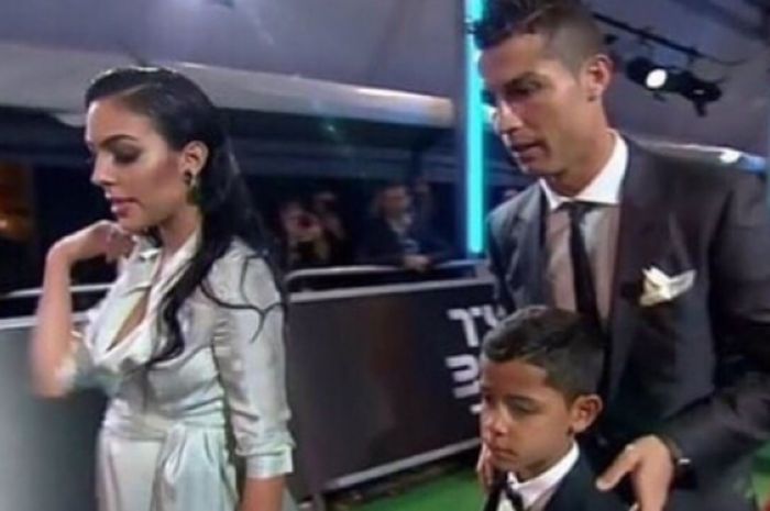 Cristiano Ronaldo bersama kekasih dan putranya di FIFA Football Awards 2017 