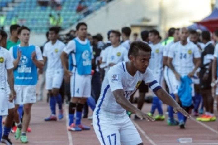 Kapten sekaligus pemain paling tua timnas Malaysia, Amri Yahyah memberikan hormat ke pendukungnya selepas menjadi pahlawan kemenangan timnya atas Kamboja di Stadion Thuwunna, Yangon, Minggu (20/11/2016) sore. 