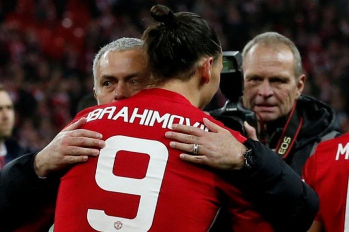 Pelatih Manchester United, Jose Mourinho, memeluk Zlatan Ibrahimovic setelah timnya menjuarai Piala Liga berkat kemenangan atas Southampton dalam final di Wembley, 26 Februari 2017.