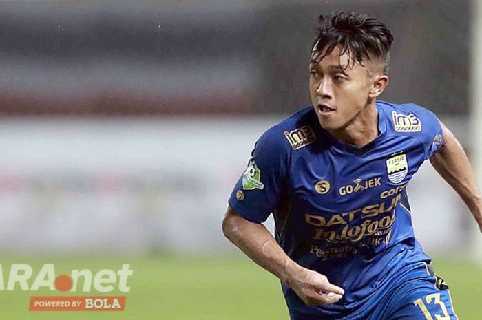 Aksi gelandang Persib Bandung, Febri Hariyadi, saat tampil melawan Bhayangkara FC dalam laga lanjutan Liga 1 di Stadion Patriot Chandrabhaga, Bekasi, Minggu (4/6/2017).